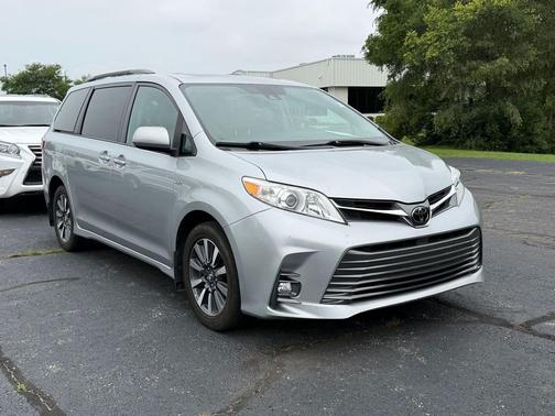 Celestial Silver Metallic 2019 Toyota Sienna XLE Premium