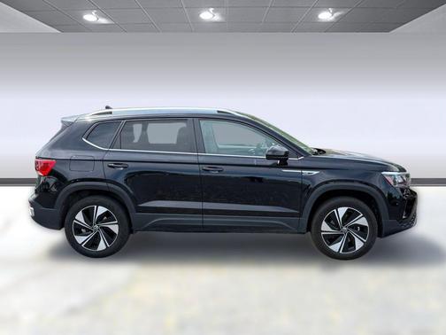 Deep Black Pearl 2024 Volkswagen Taos 1.5T SE
