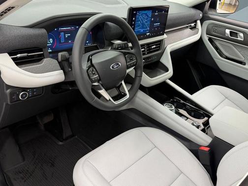 Star White Metallic Tri-Coat 2026 Ford Explorer Platinum