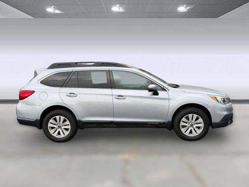 Ice Silver Metallic 2017 Subaru Outback 2.5i Premium