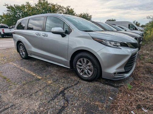 2021 Toyota Sienna XLE 8 Passenger