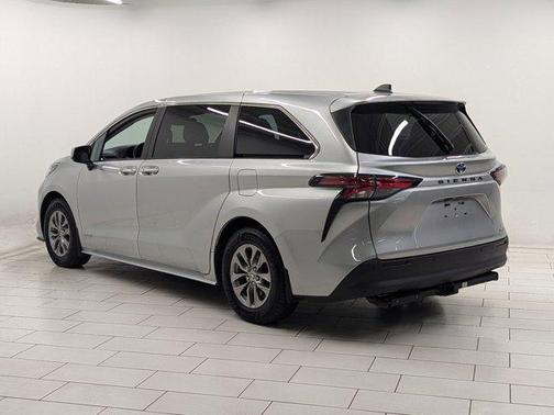 2021 Toyota Sienna XLE 8 Passenger