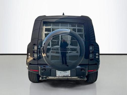 2025 Land Rover Defender 110 V8