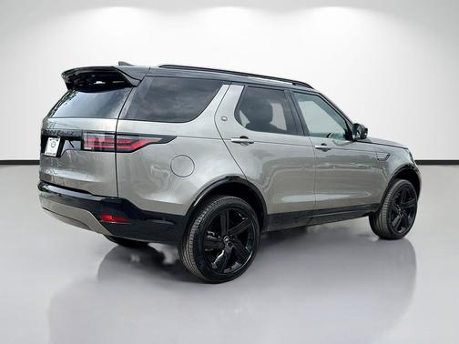 Silicon Silver Premium Metallic 2025 Land Rover Discovery P360 Dynamic SE