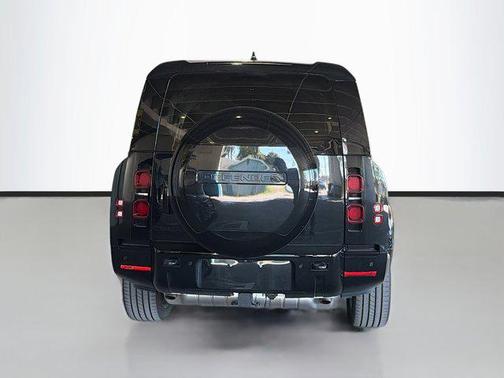 2025 Land Rover Defender 130 P400 X-Dynamic SE