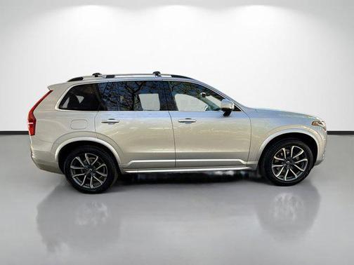 Bright Silver Metallic 2019 Volvo XC90 T6 Momentum