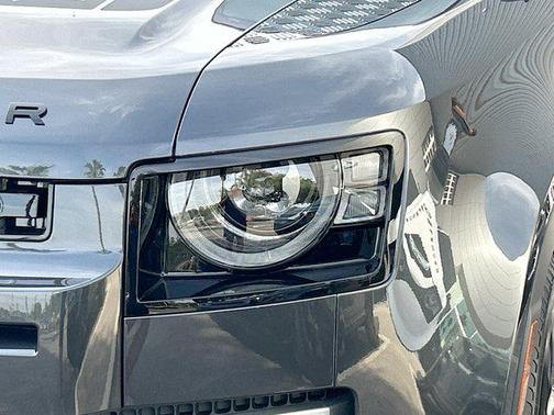 2025 Land Rover Defender 110 P300