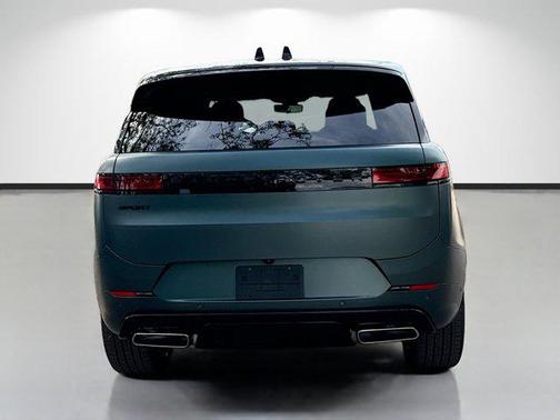 Giola Green Metallic 2026 Land Rover Range Rover Sport SE