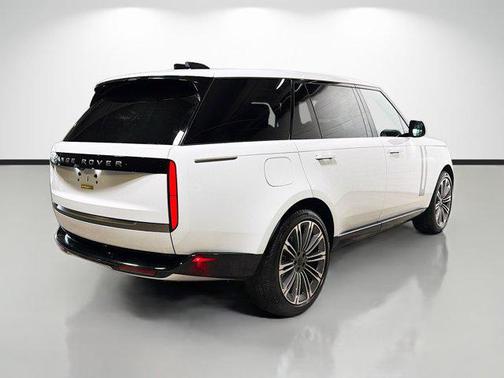 Fuji White 2026 Land Rover Range Rover P530 SE 7 Seat