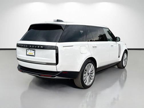 Ostuni Pearl White Premium Metallic 2026 Land Rover Range Rover P400 SE 7 Seat