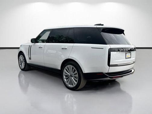 Ostuni Pearl White Premium Metallic 2026 Land Rover Range Rover P400 SE 7 Seat