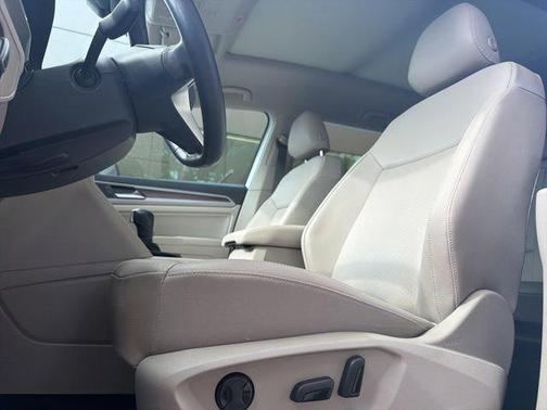 Pure White 2021 Volkswagen Atlas 3.6L SE w/Technology
