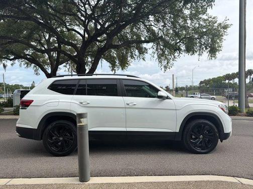 Pure White 2021 Volkswagen Atlas 3.6L SE w/Technology