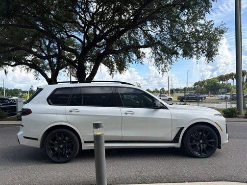 Mineral White Metallic 2024 BMW X7 M60i