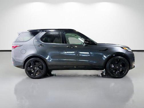 Carpathian Grey Premium Metallic 2026 Land Rover Discovery Dynamic SE
