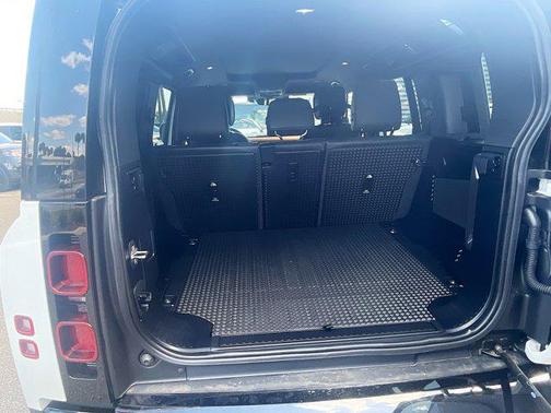 2024 Land Rover Defender 110 P400 X-Dynamic SE