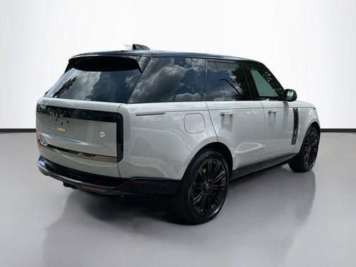 2025 Land Rover Range Rover P615 SV