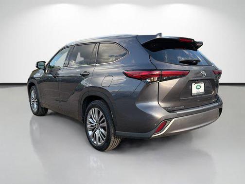 Magnetic Gray Metallic 2023 Toyota Highlander Platinum