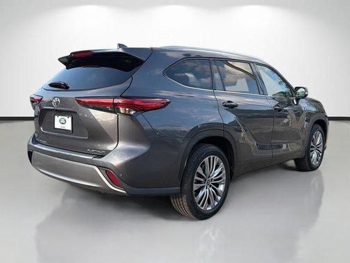 Magnetic Gray Metallic 2023 Toyota Highlander Platinum