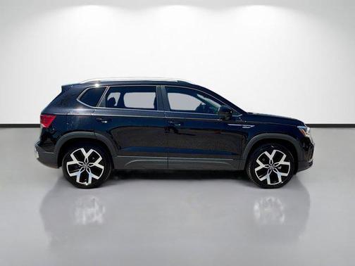 Deep Black Pearl 2022 Volkswagen Taos 1.5T SEL