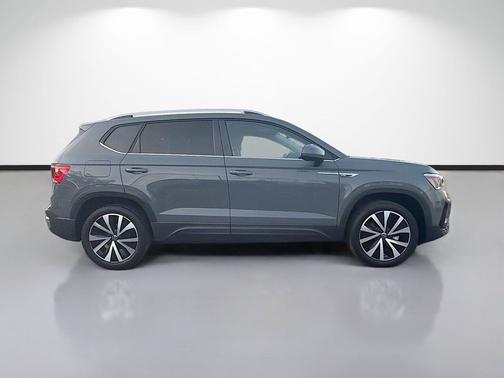 Pure Gray 2024 Volkswagen Taos 1.5T SE