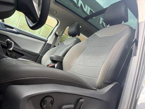 Pure Gray 2024 Volkswagen Taos 1.5T SE