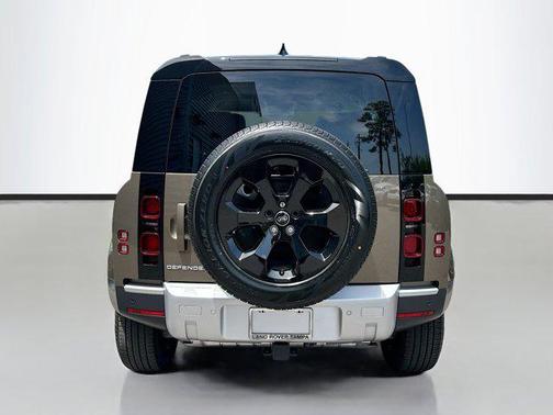 2025 Land Rover Defender 110 P300