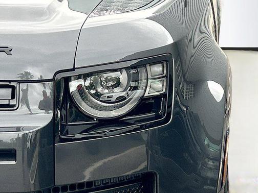 2025 Land Rover Defender 90 P400 X-Dynamic SE