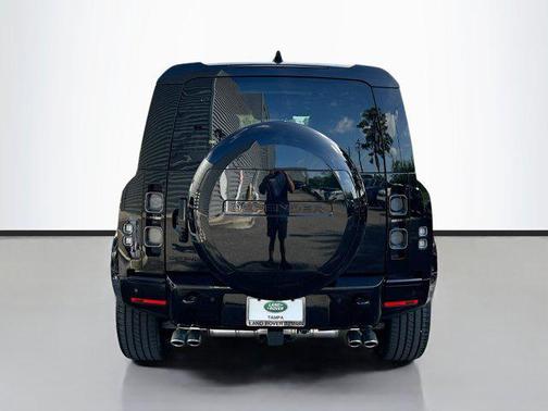 2025 Land Rover Defender 110 V8