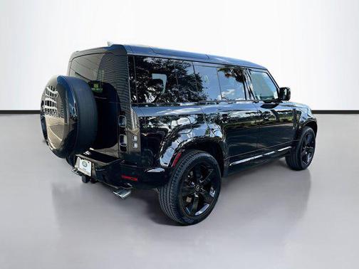 2025 Land Rover Defender 110 V8