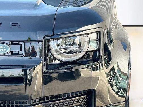 2025 Land Rover Defender 110 V8