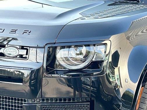 2025 Land Rover Defender 110 P400 X-Dynamic SE