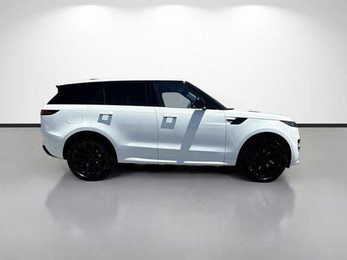Fuji White 2026 Land Rover Range Rover Sport SE