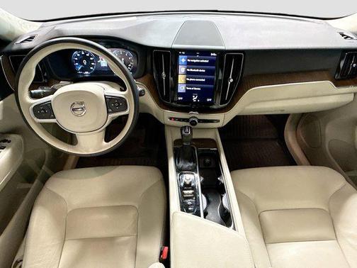 2021 Volvo XC60 T5 Momentum
