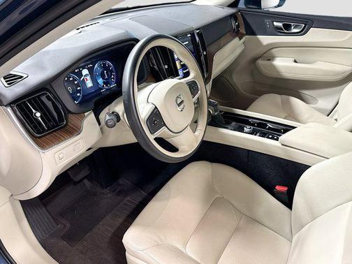 2021 Volvo XC60 T5 Momentum