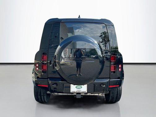 2025 Land Rover Defender 110 P400 X-Dynamic SE