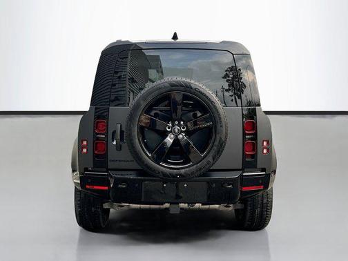 2025 Land Rover Defender 110 P400 X-Dynamic SE