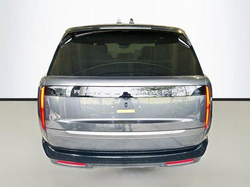 2025 Land Rover Range Rover P550e SE