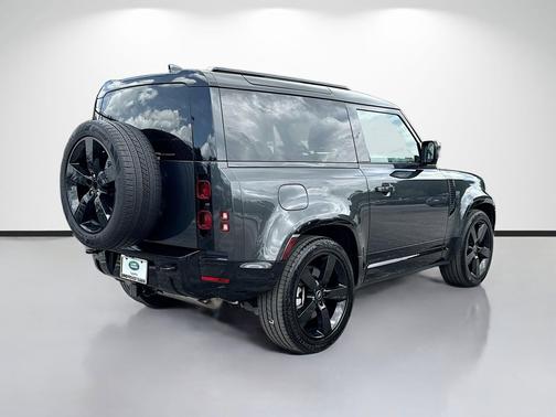 Carpathian Grey Premium Metallic 2025 Land Rover Defender 90 P400 X-Dynamic SE