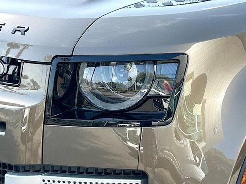 2025 Land Rover Defender 110 P300