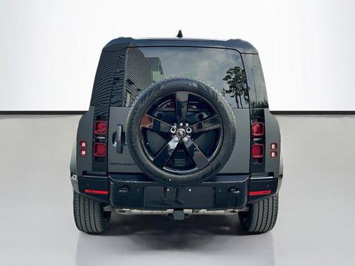 2025 Land Rover Defender 110 P400 X-Dynamic SE