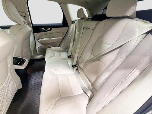2025 Volvo XC60 B5 Ultra