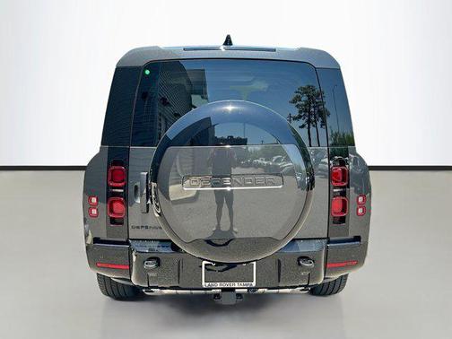2025 Land Rover Defender 130 P400 X-Dynamic SE