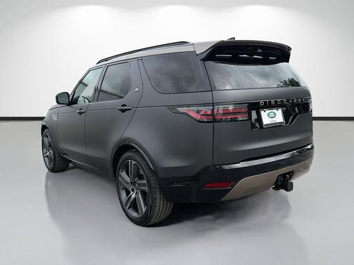 Carpathian Grey Premium Metallic 2026 Land Rover Discovery Tempest Edition