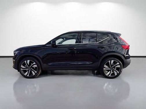 2025 Volvo XC40 B5 Ultra Bright Theme
