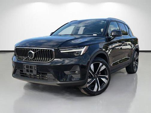 2025 Volvo XC40 B5 Ultra Bright Theme