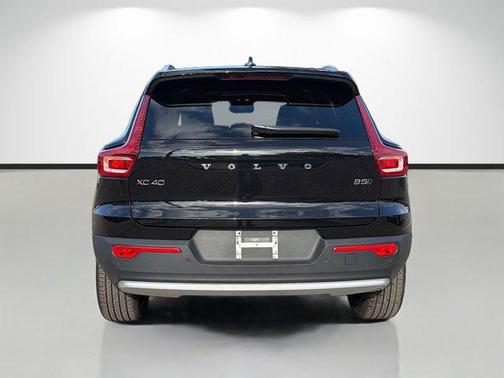 2025 Volvo XC40 B5 Ultra Bright Theme