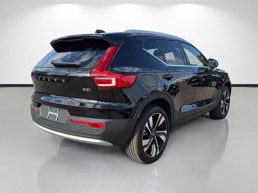 2025 Volvo XC40 B5 Ultra Bright Theme