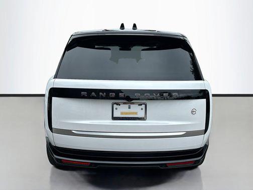 2025 Land Rover Range Rover P615 SV