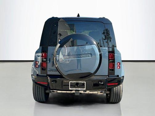 2025 Land Rover Defender 110 P400 X-Dynamic SE